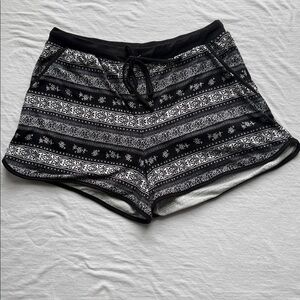 Mudd Paisley Black and White Summer Shorts size medium with pockets &drawstring